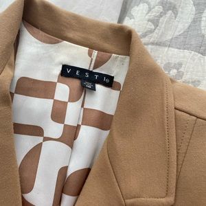 Beautiful jacket size  10,very good condition,nice material,true size,